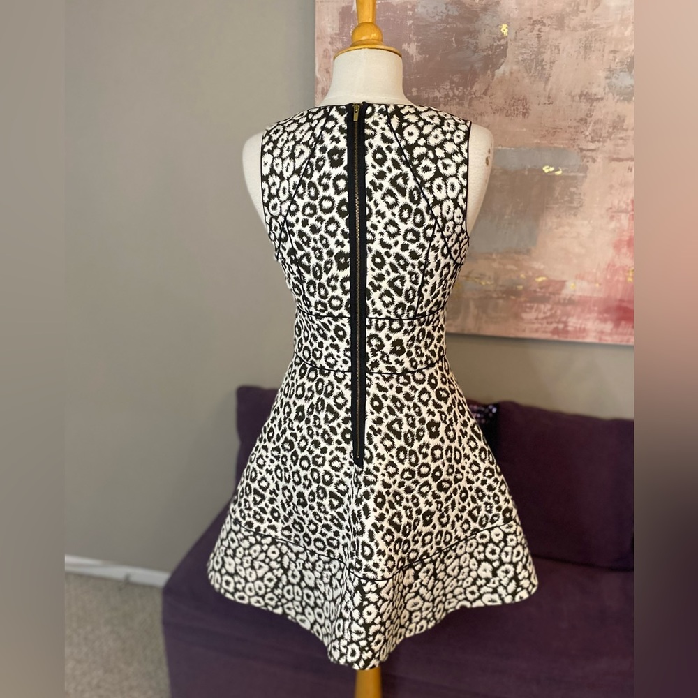 Banana Republic White Leopard Print Dress Black & White exposed Zipper Size 2 - Picture 3 of 12